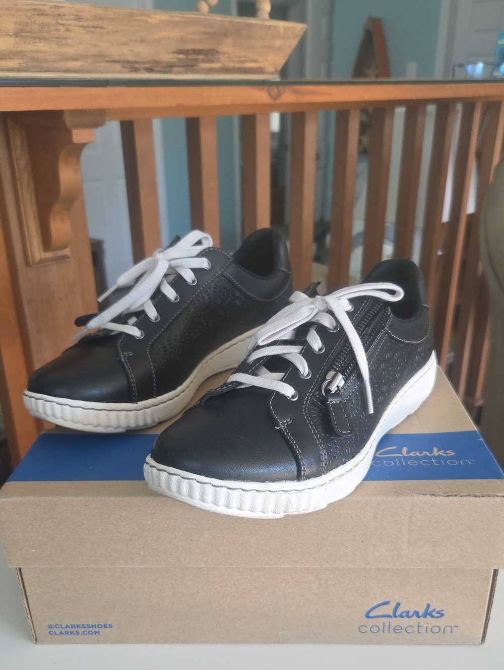 Clarks Womens Black Leather Lace-Up Sneakers Size 9